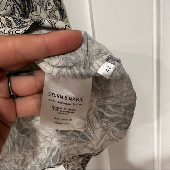 Storm & Marie Frog Print Button Front Shirt Blouse sz L - Picture 4 of 8